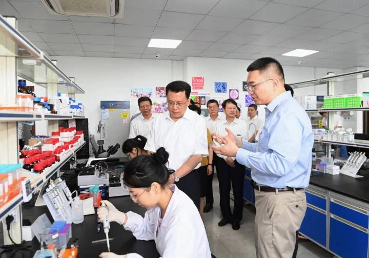 省委书记袁家军赴浙大看望慰问教师并主持召开高校党建工作座谈会
